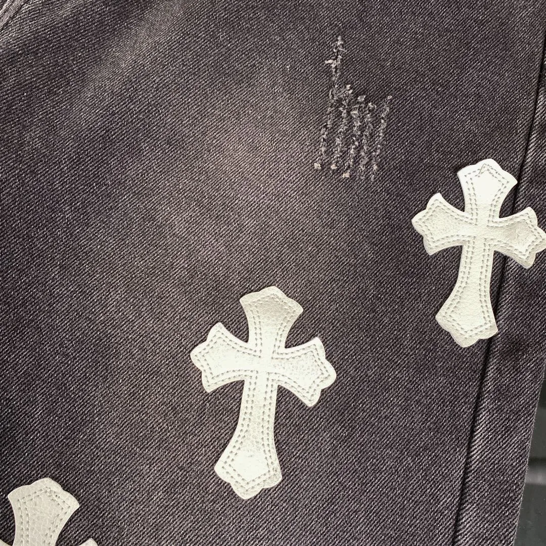 🅿️250 Correct version Chroe Hets CH black pink leather jeans, counter price 4W level, patchwork cross pattern embellishment, women's high-waisted washed jeans! ! Absolutely high-end luxury products, 1.9W level god-level single products, super popular products, built with top heavy industry, a magic weapon that cannot be missed [About Zangyin] This is an extremely luxurious fashion brand that can also be called the aristocrats of the high street. It has always been an exclusive brand for some hipsters or rich second generations. Compared with ordinary high streets, it is more luxurious and noble. Compared with luxury brands, it has a more fashionable personality and has always been a brand that I have a special liking for. A6632 [Top heavy industry fashionable design] Consistently high-street luxury style creation. Speaking of this style, the Zangyin family and GU family are definitely the leading representative brands. Especially the Zangyin family has really achieved a state-of-the-art effect in creating high-street style. The color system of this model is made of unique washed materials. It is already quite eye-catching. It is decorated with pink patchwork cross flowers, which cleverly highlights the charm of the brand. Secondly, this model uses classic The classic high-waist cutting design highlights the long legs and the fashionable temperament of the upper body. The brand is highly recognizable and the slim fit configuration is more suitable for daily wear. This product is a product that interprets personality, fashion, and specifications at a glance. This single product is enough to make any fan excited. It can be a white T-shirt for youthful preppy style, or a tight sling for royal lady style. It has strong matching ability and can be easily controlled by men.  [Material and craftsmanship] Needless to say, this point goes without saying. As an excellent craftsman brand, Zangyin has really perfect requirements for details and craftsmanship. The washed color of this model has gone through so many processes, not to mention the embellishment of the denim appliqués. It is also purely handmade and sewn. Just like what they believe in, only handmade things have soul and have the meaning of wear. A top-notch heavy-duty fashionable denim item, I look forward to your perfect interpretation! ! 28-34 corresponds to S-XL